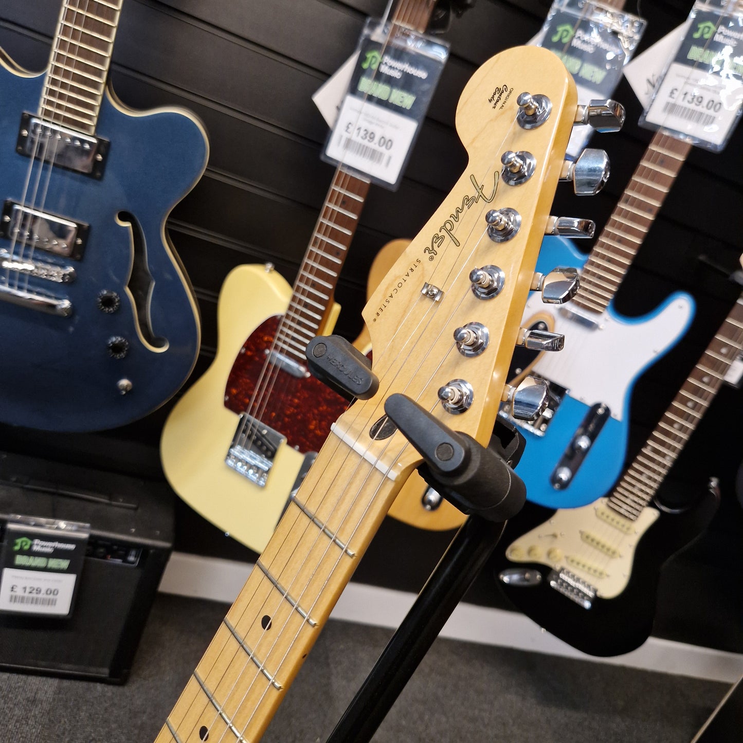 Pre-Owned Fender Player Stratocaster Left-Handed - 3-Colour Sunburst