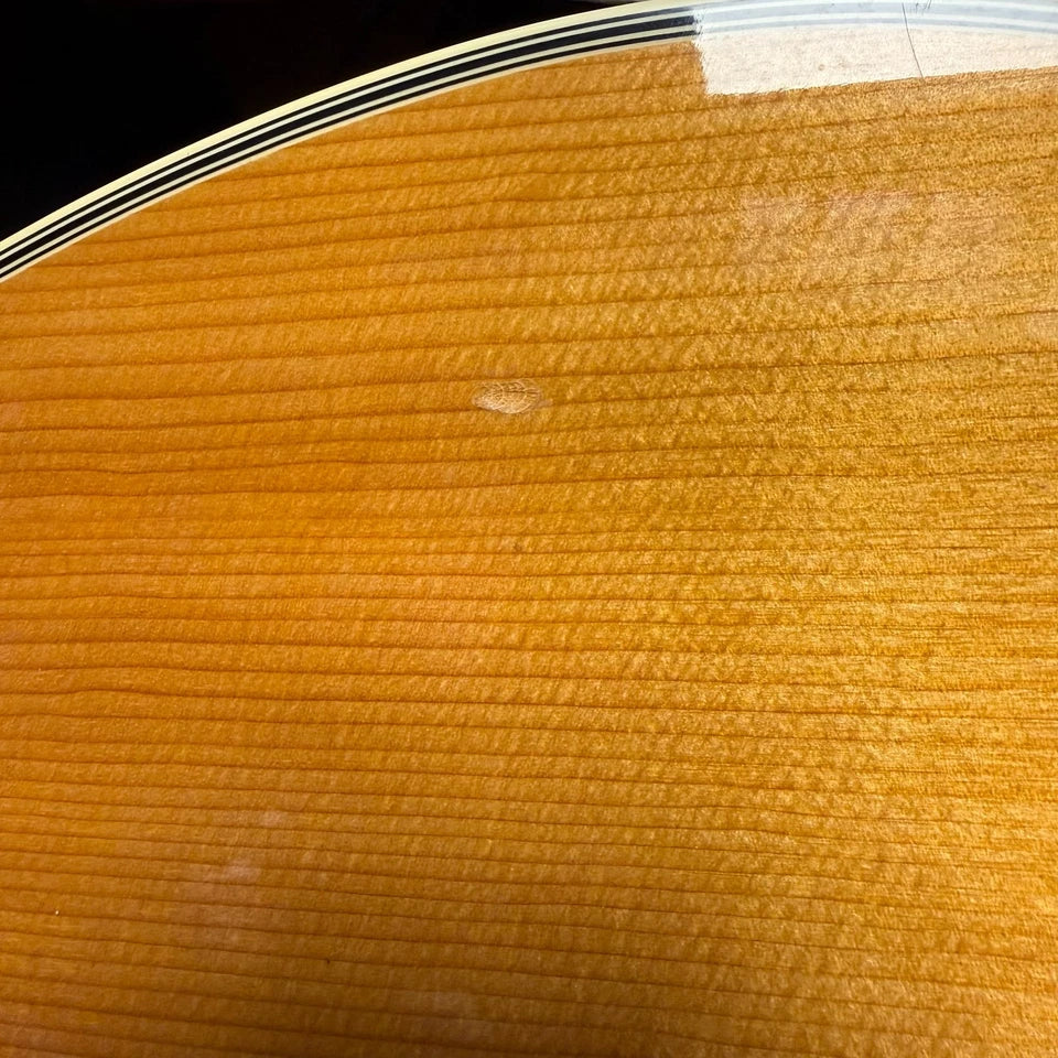Pre-Owned Takamine EG530SC Close-up of a wooden surface with a dark border
