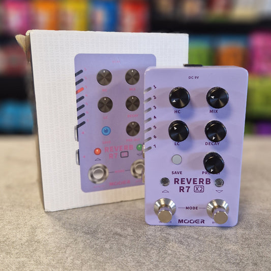 Mooer R7 X2 guitar effect pedals with 'Mooer' branding on a blurred background