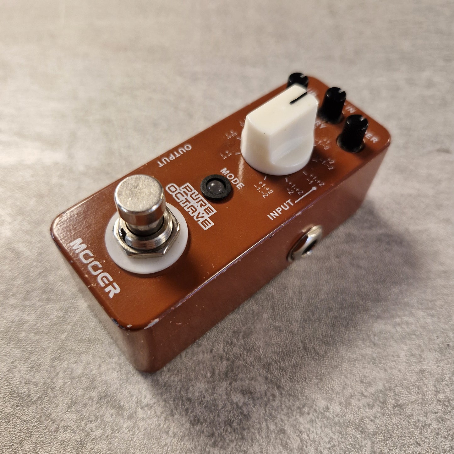 Pre-Owned Mooer Guitar effects pedal with 'Mooer' branding on a grey surface