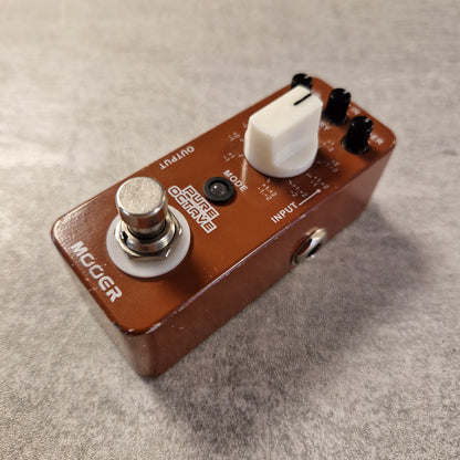 Pre-Owned Mooer Guitar effects pedal with 'Mooer' branding on a grey surface
