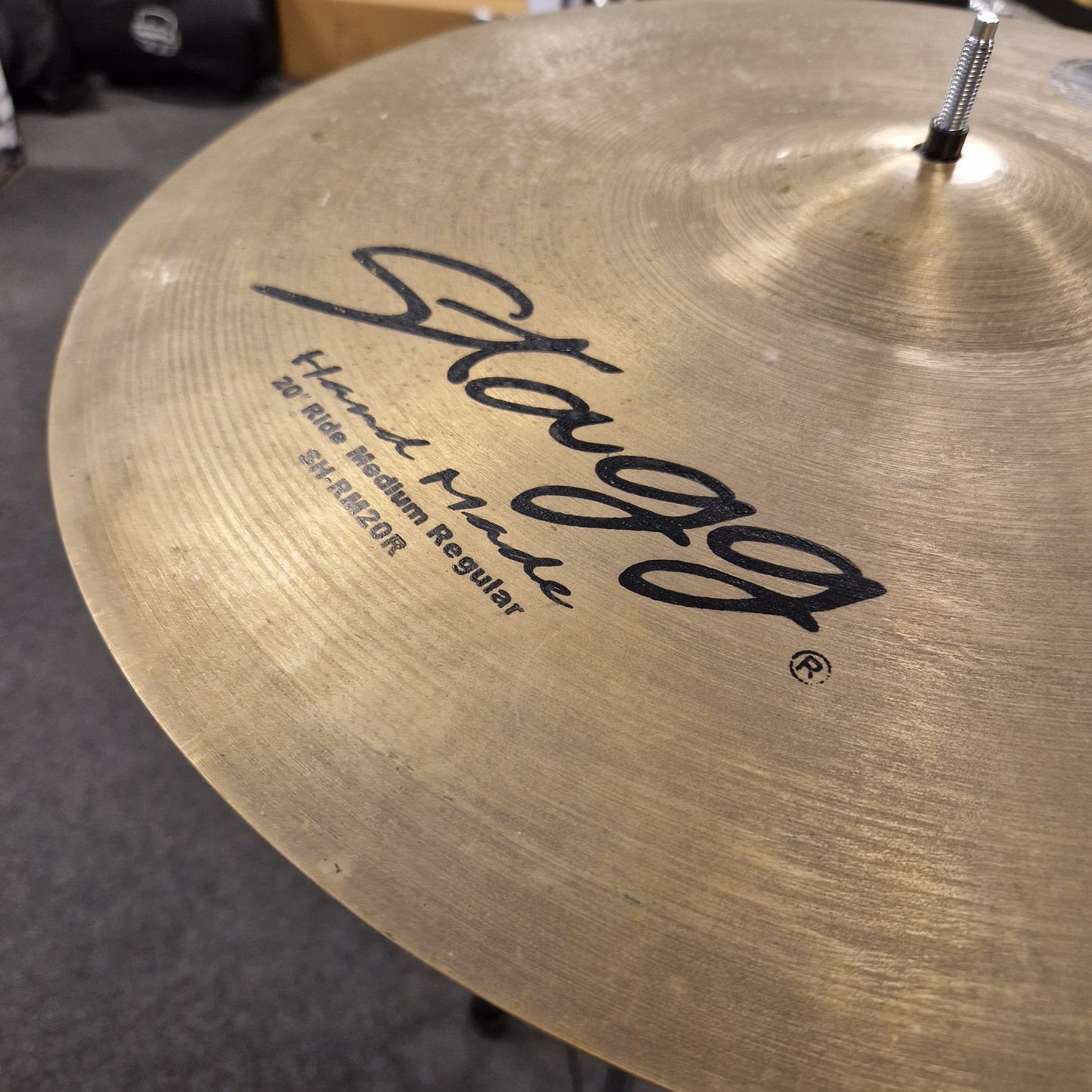 Pre-Owned Stagg Close-up of a Stagg cymbal with branding and specifications.
