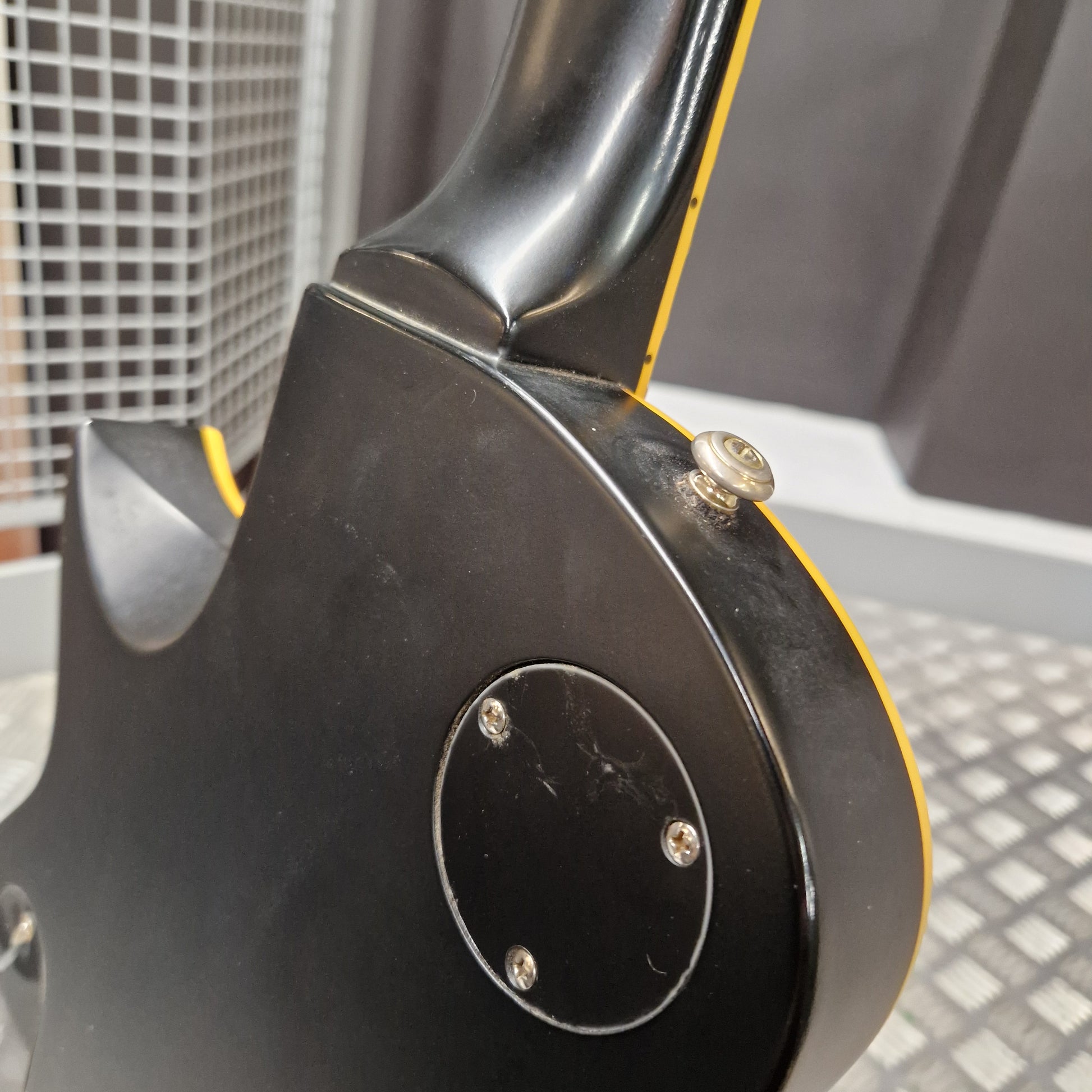 Pre-Owned ESP Close-up of a tool with screws on a metal surface