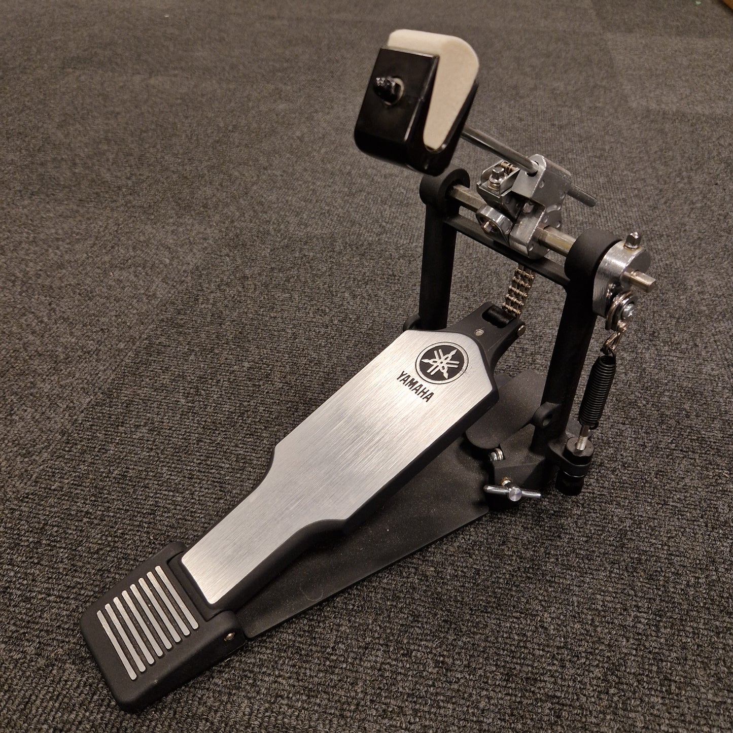 Pre-Owned Yamaha Yamaha drum pedal on a gray surface