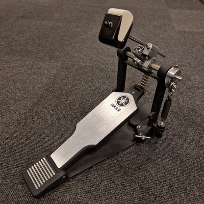 Pre-Owned Yamaha Yamaha drum pedal on a gray surface