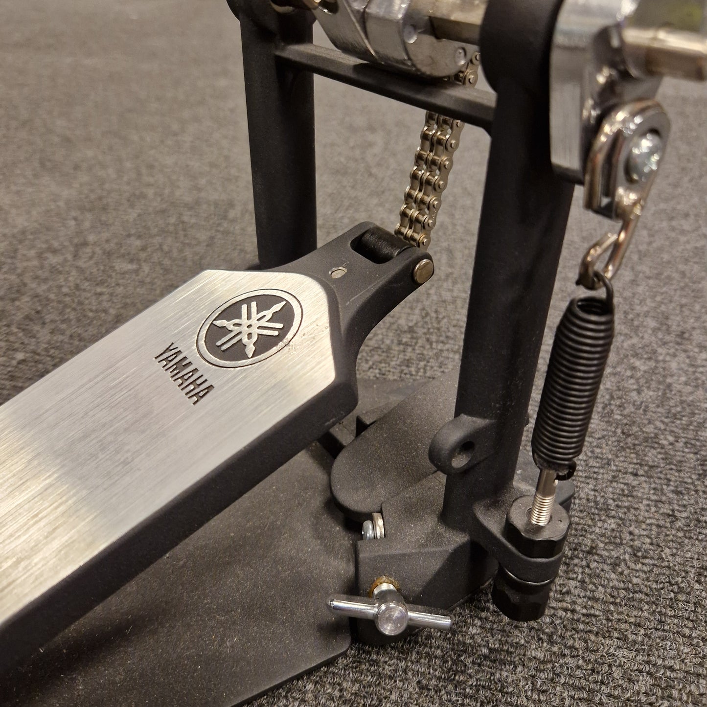 Pre-Owned Yamaha Close-up of a Yamaha guitar part on a textured surface