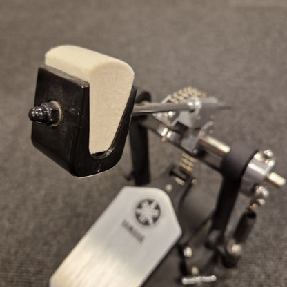 Pre-Owned Yamaha Close-up of a Yamaha guitar capo on a gray background