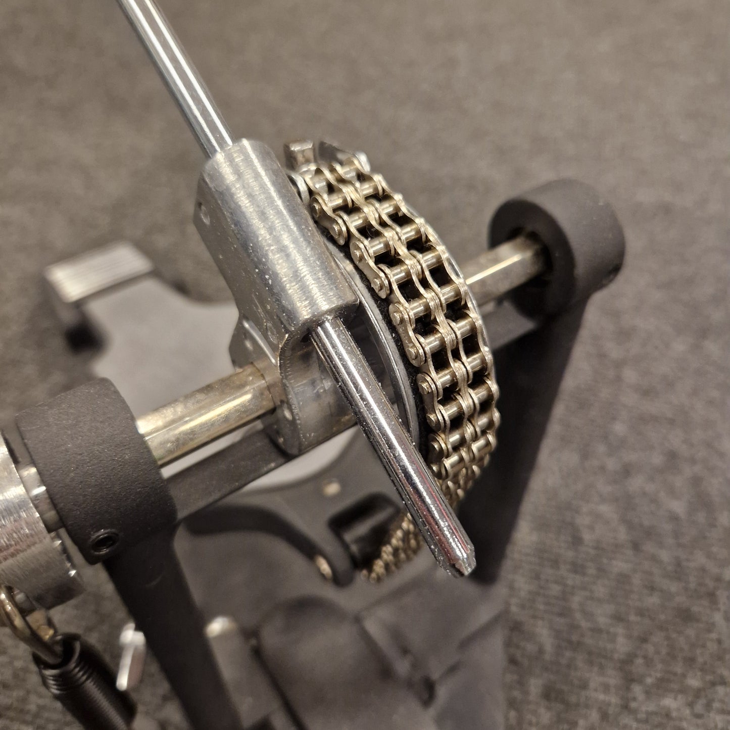 Pre-Owned Yamaha Close-up of a bicycle chain and gear system on a gray background