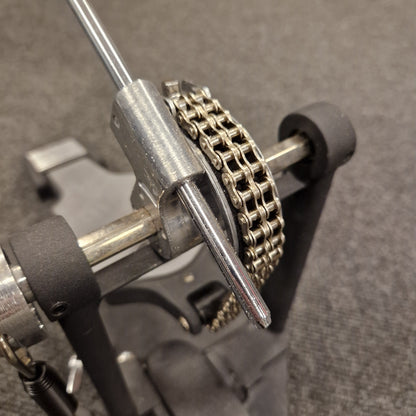 Pre-Owned Yamaha Close-up of a bicycle chain and gear system on a gray background