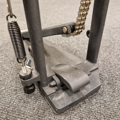 Pre-Owned Yamaha Close-up of a metal pedal with springs and a chain on a textured surface