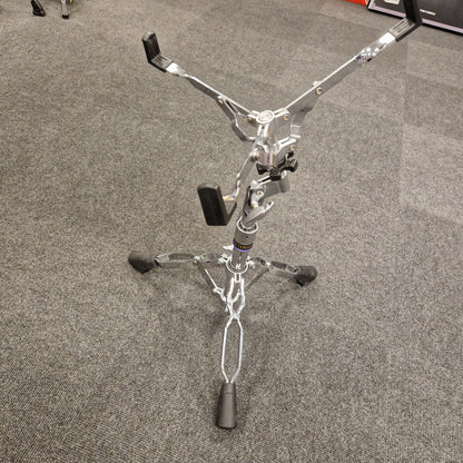 Pre-Owned Yamaha Drum stand on a gray carpeted floor