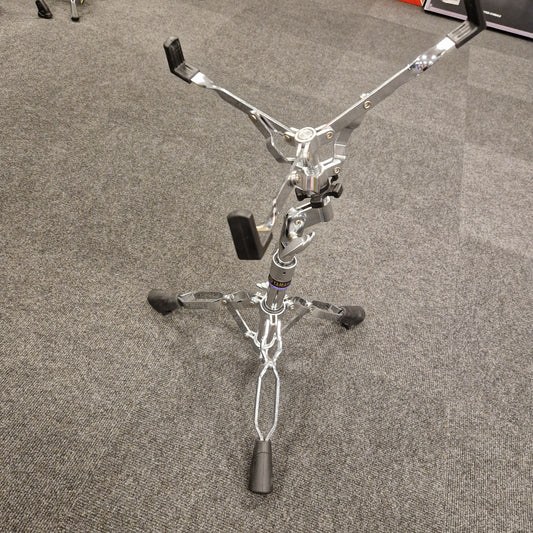 Pre-Owned Yamaha Drum stand on a gray carpeted floor