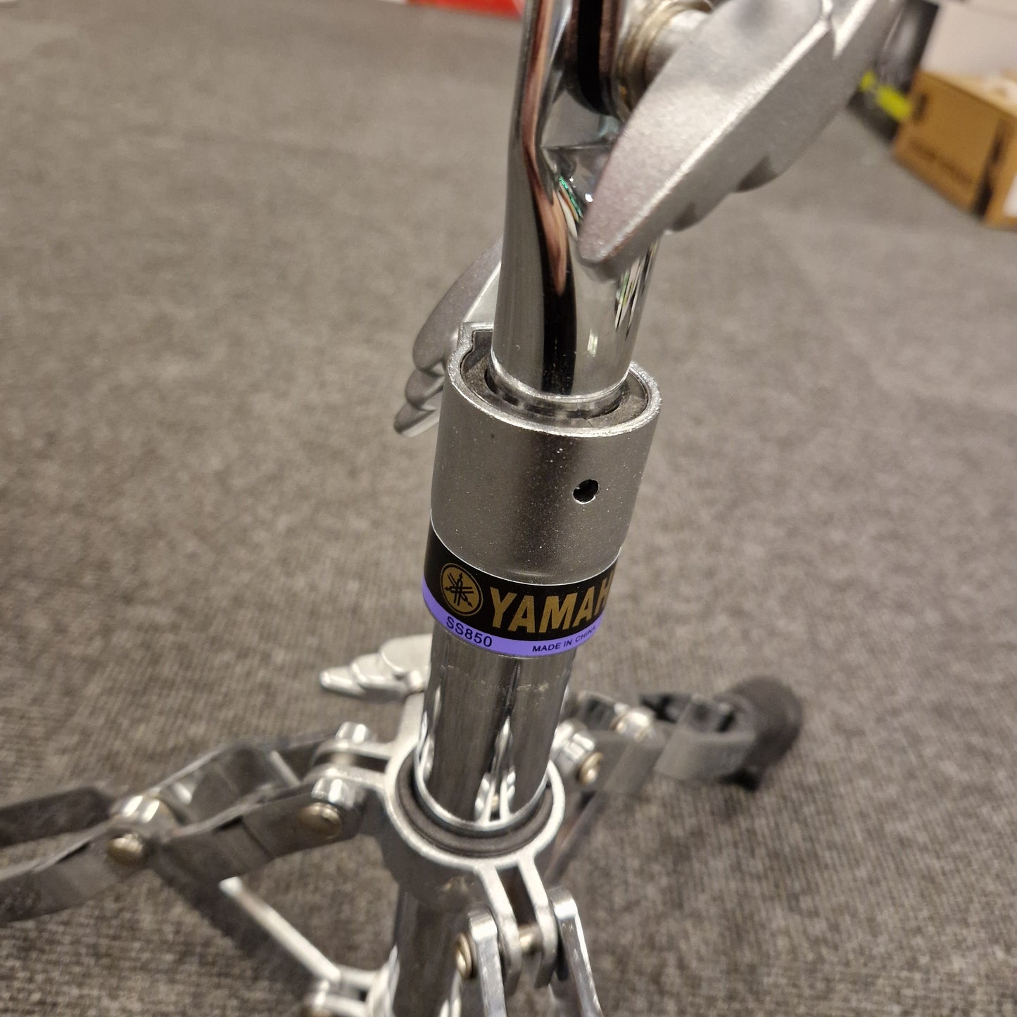 Pre-Owned Yamaha Close-up of a metal component with a Yamahá logo on a gray background