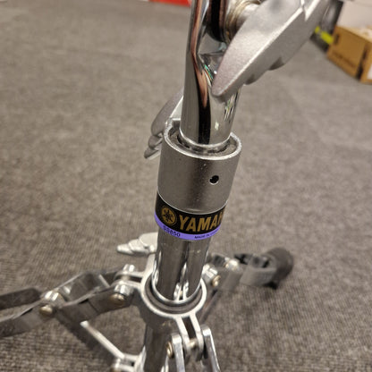 Pre-Owned Yamaha Close-up of a metal component with a Yamahá logo on a gray background