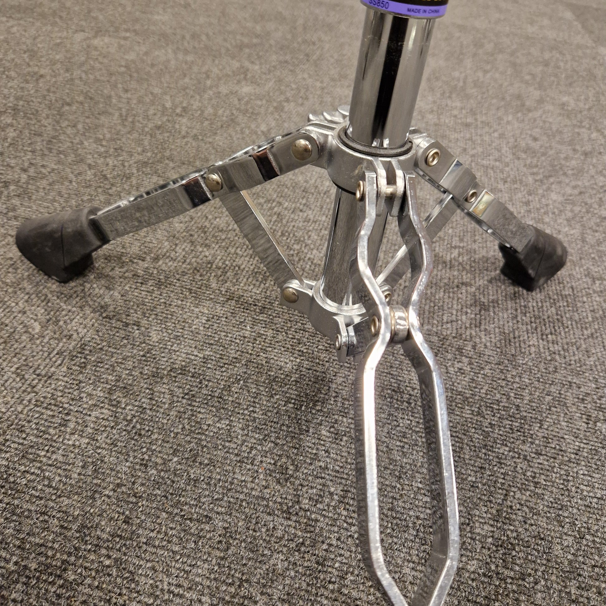 Pre-Owned Yamaha Metallic bicycle pedal on a textured gray surface