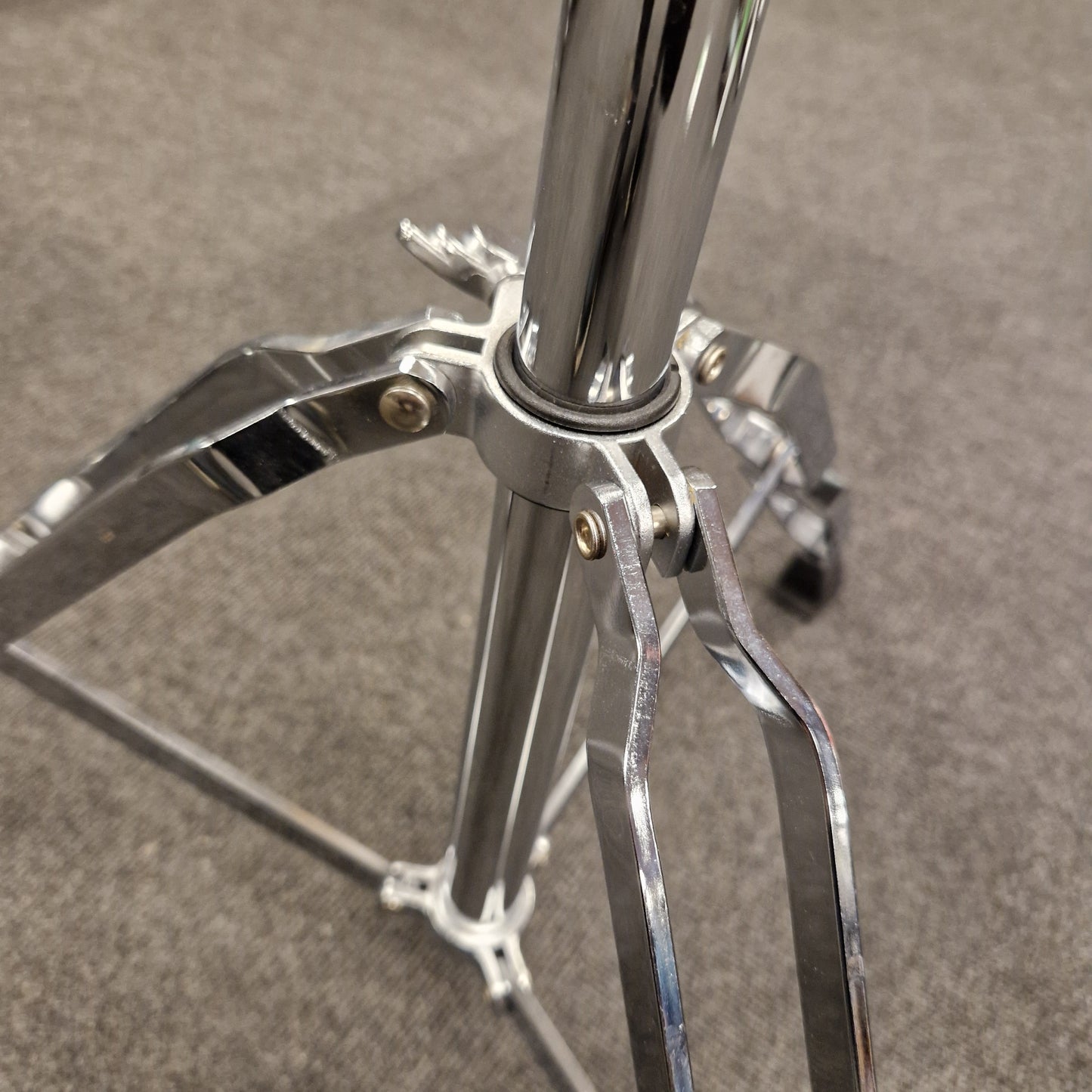 Pre-Owned Yamaha Close-up of a metallic stand with a gray background