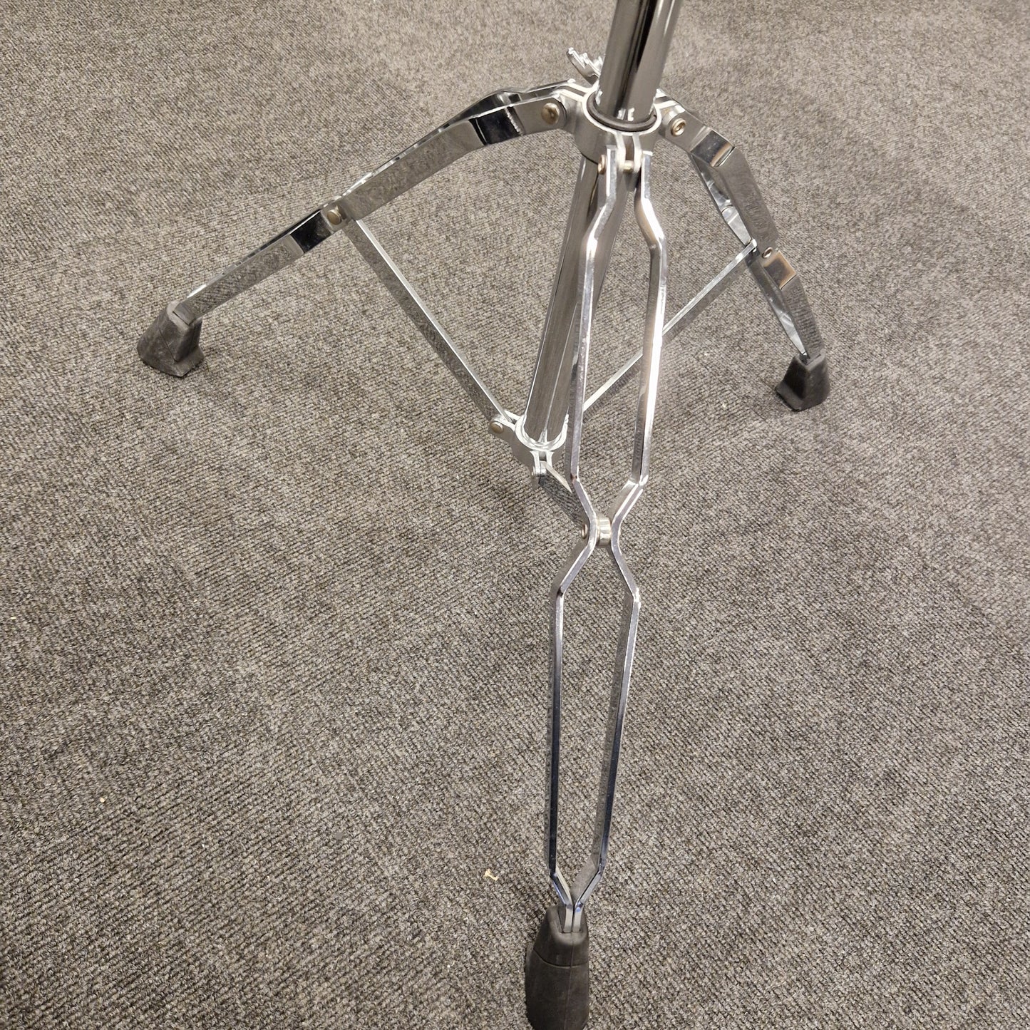 Pre-Owned Yamaha Drum stand on a gray carpeted floor