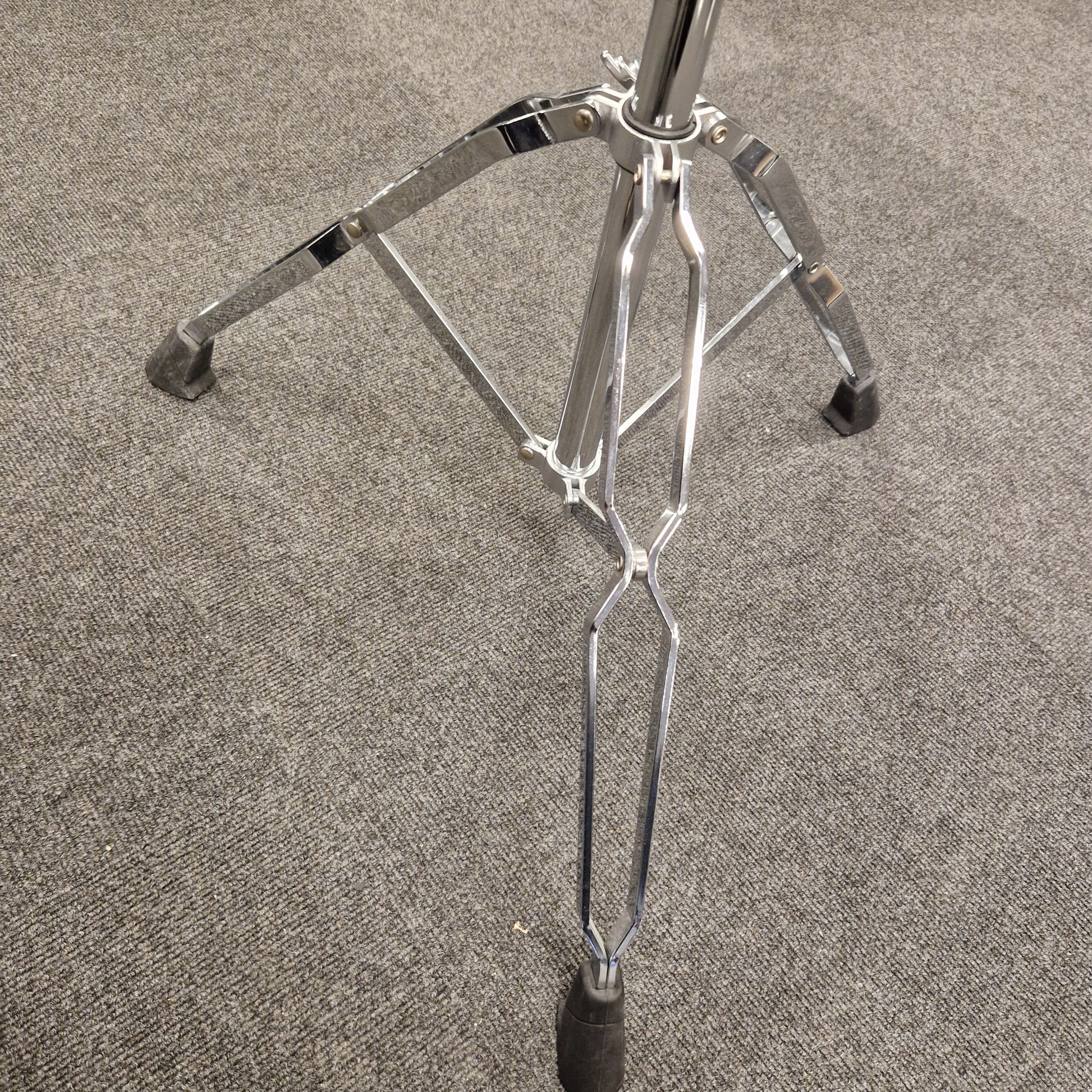 Pre-Owned Yamaha Drum stand on a gray carpeted floor
