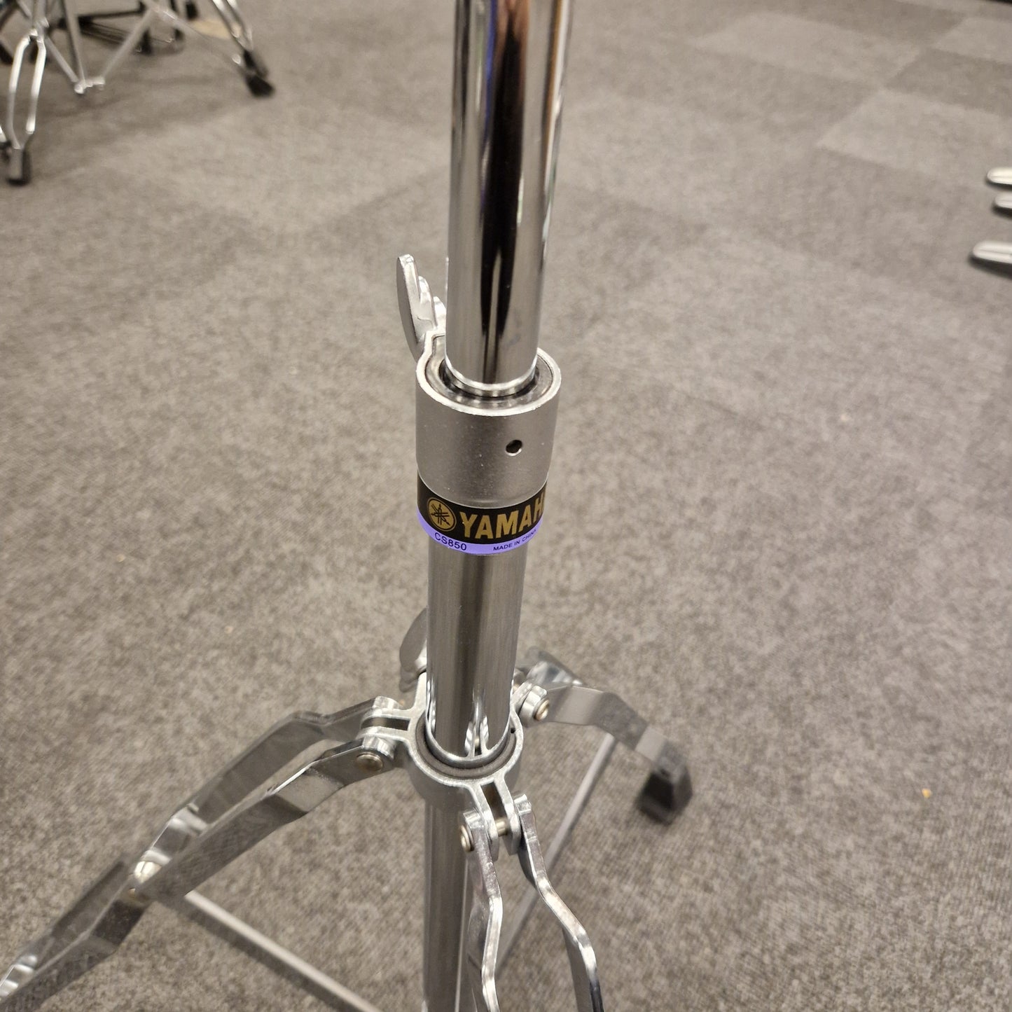 Pre-Owned Yamaha Close-up of a bicycle fork with a brand label on a gray surface
