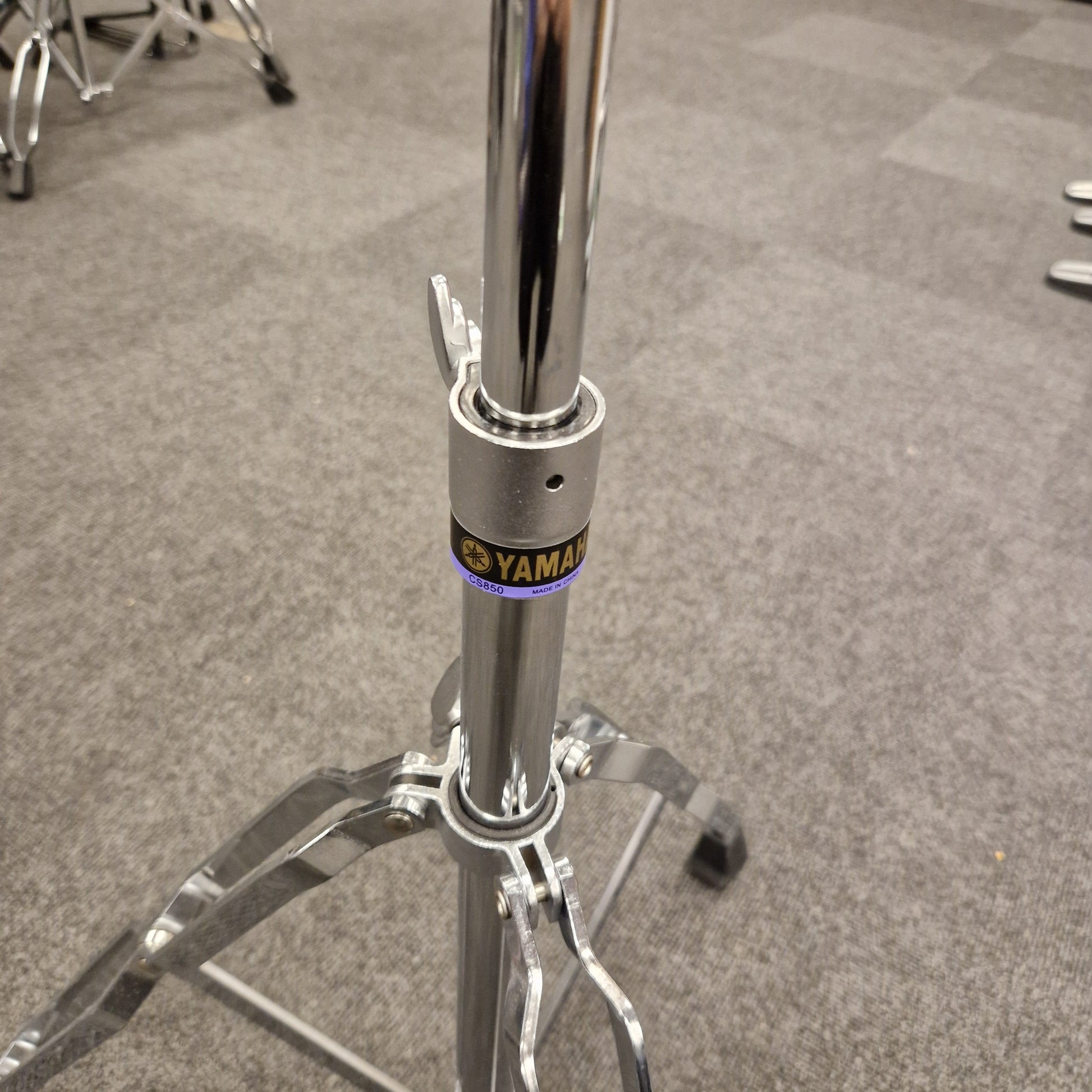Pre-Owned Yamaha Close-up of a bicycle fork with a brand label on a gray surface