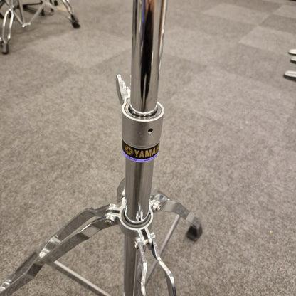Pre-Owned Yamaha Close-up of a bicycle fork with a brand label on a gray surface