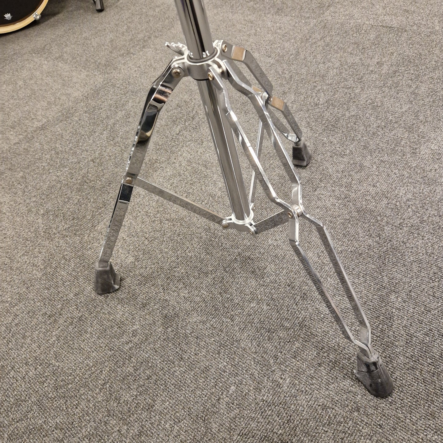 Pre-Owned Yamaha Metallic stand on a textured gray surface