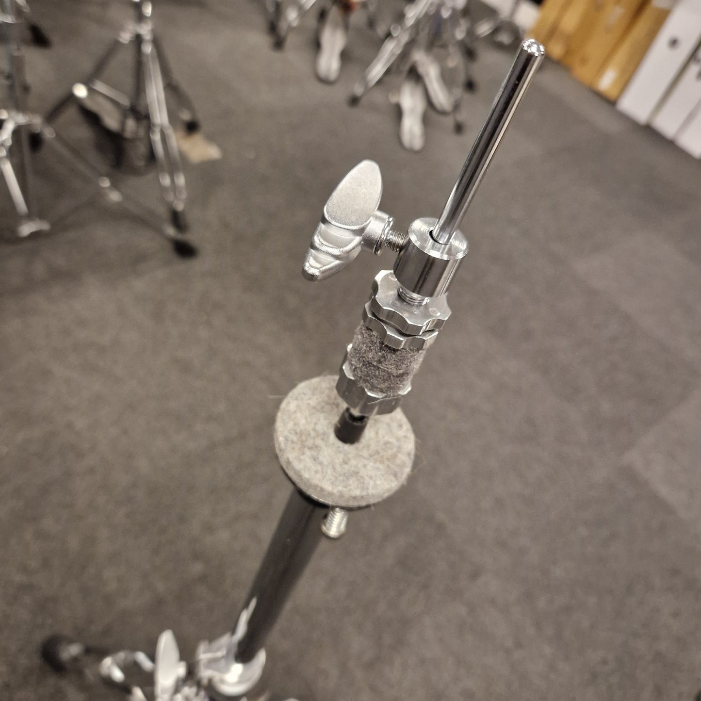 Pre-Owned Yamaha Close-up of a metal stand with a gray background