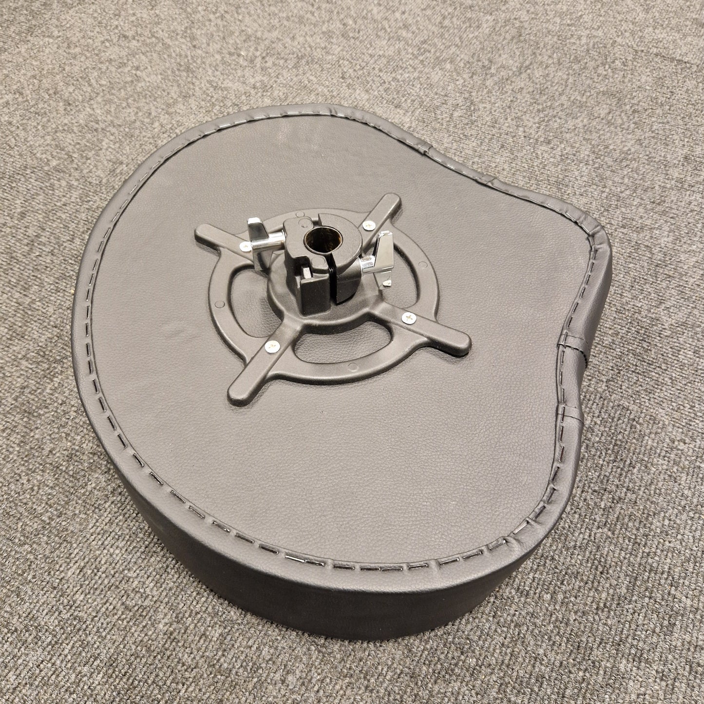 Pre-Owned Donner Gray leather pouch with metal clasp on a textured beige surface