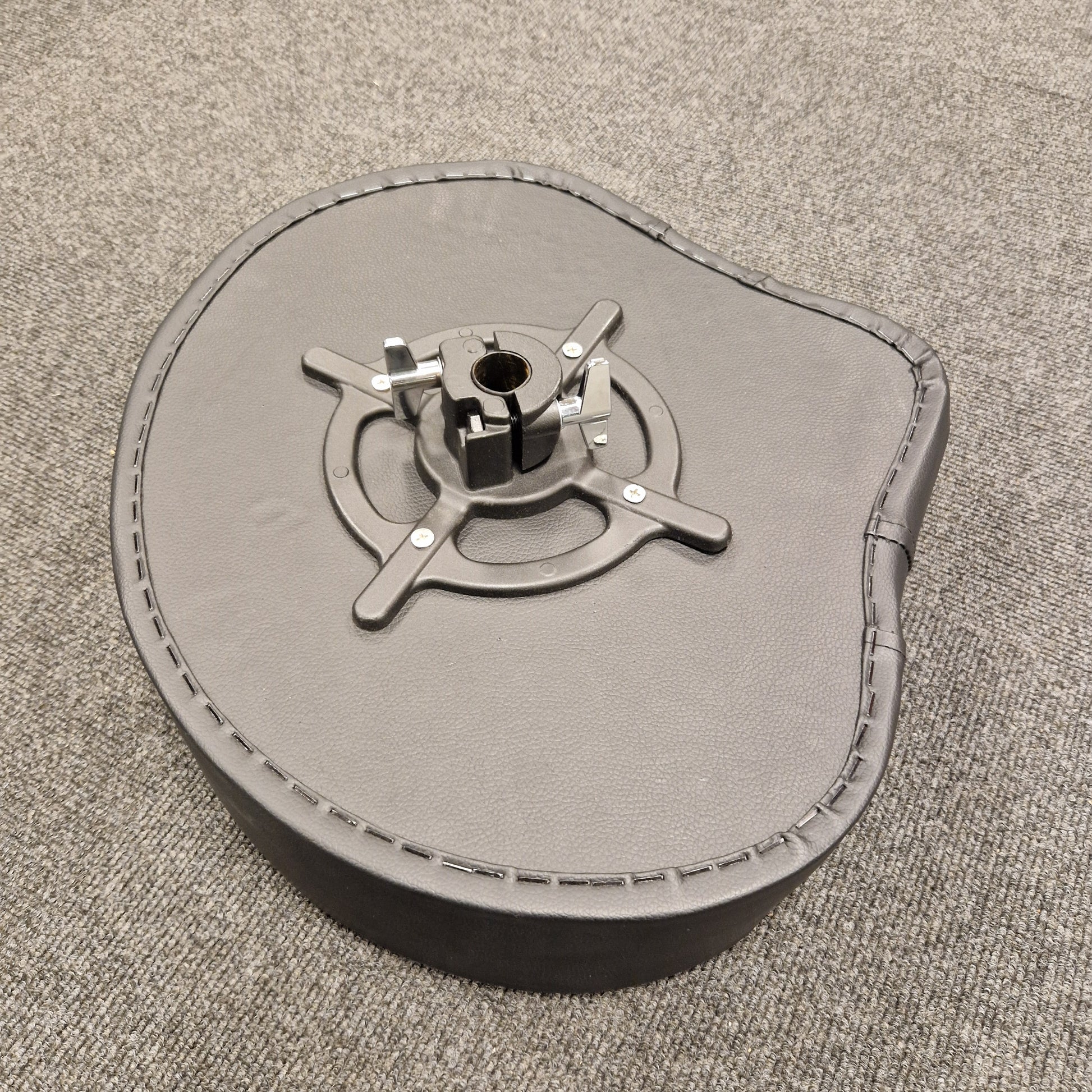 Pre-Owned Donner Gray leather pouch with metal clasp on a textured beige surface