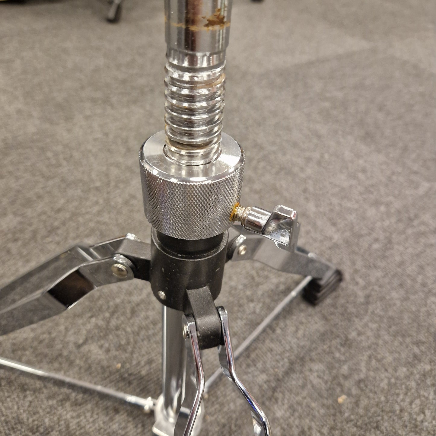 Pre-Owned Donner Close-up of a metal tripod head on a gray background