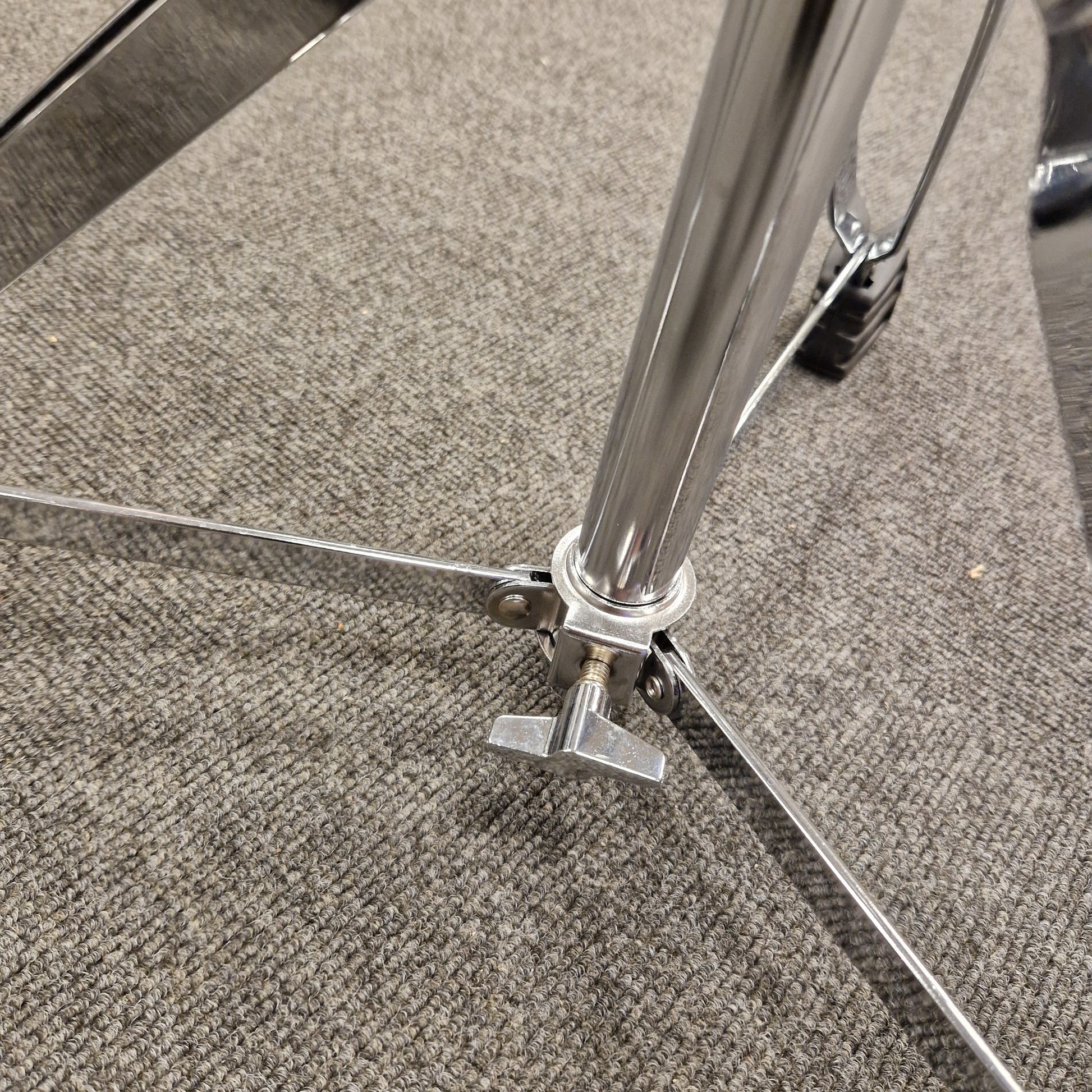 Pre-Owned Donner Close-up of a metal chair leg on a carpeted floor