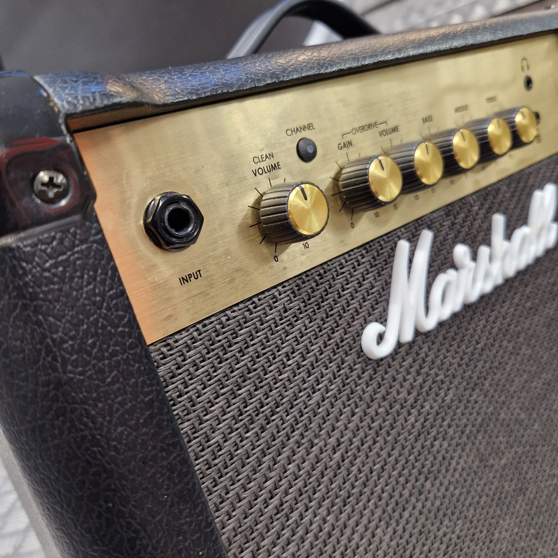 Pre-Owned Marshall MG15 Combo Guitar Amp Close Input