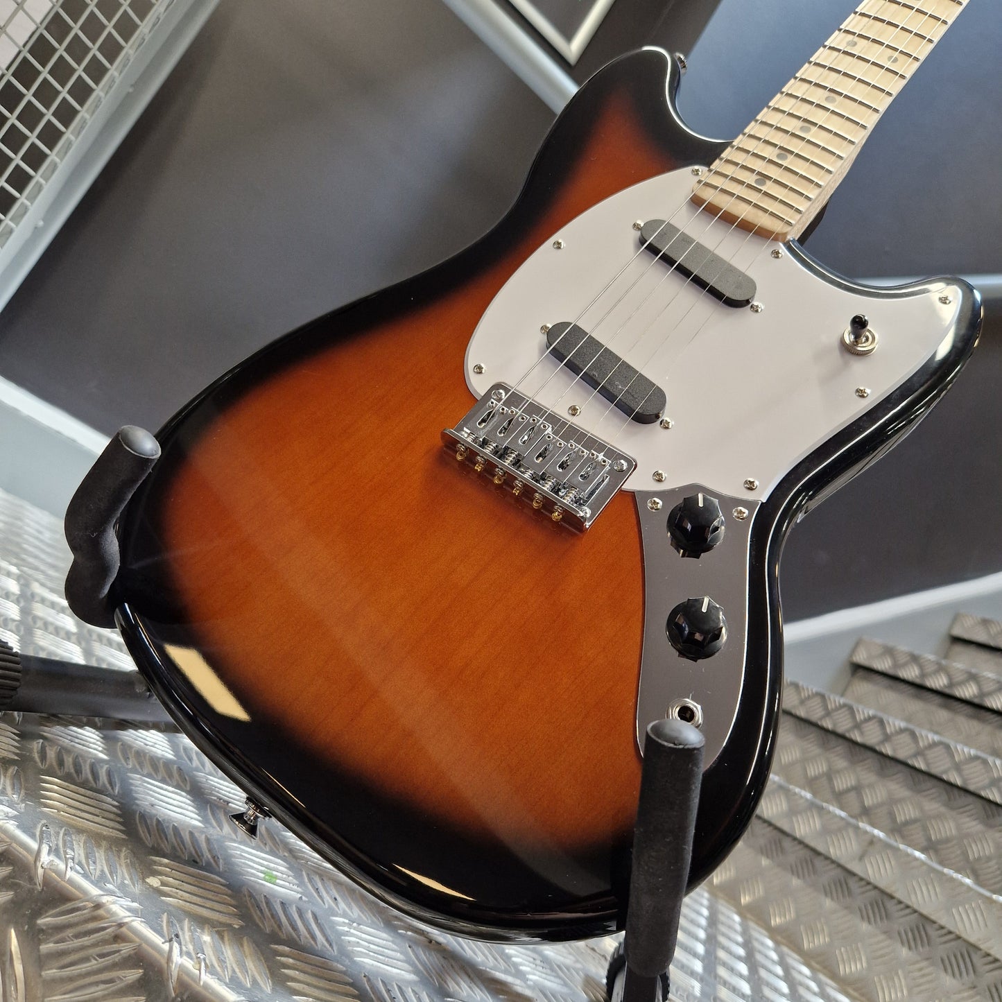 Pre-Owned Squier Sonic Mustang - 2-Colour Sunburst Front Close