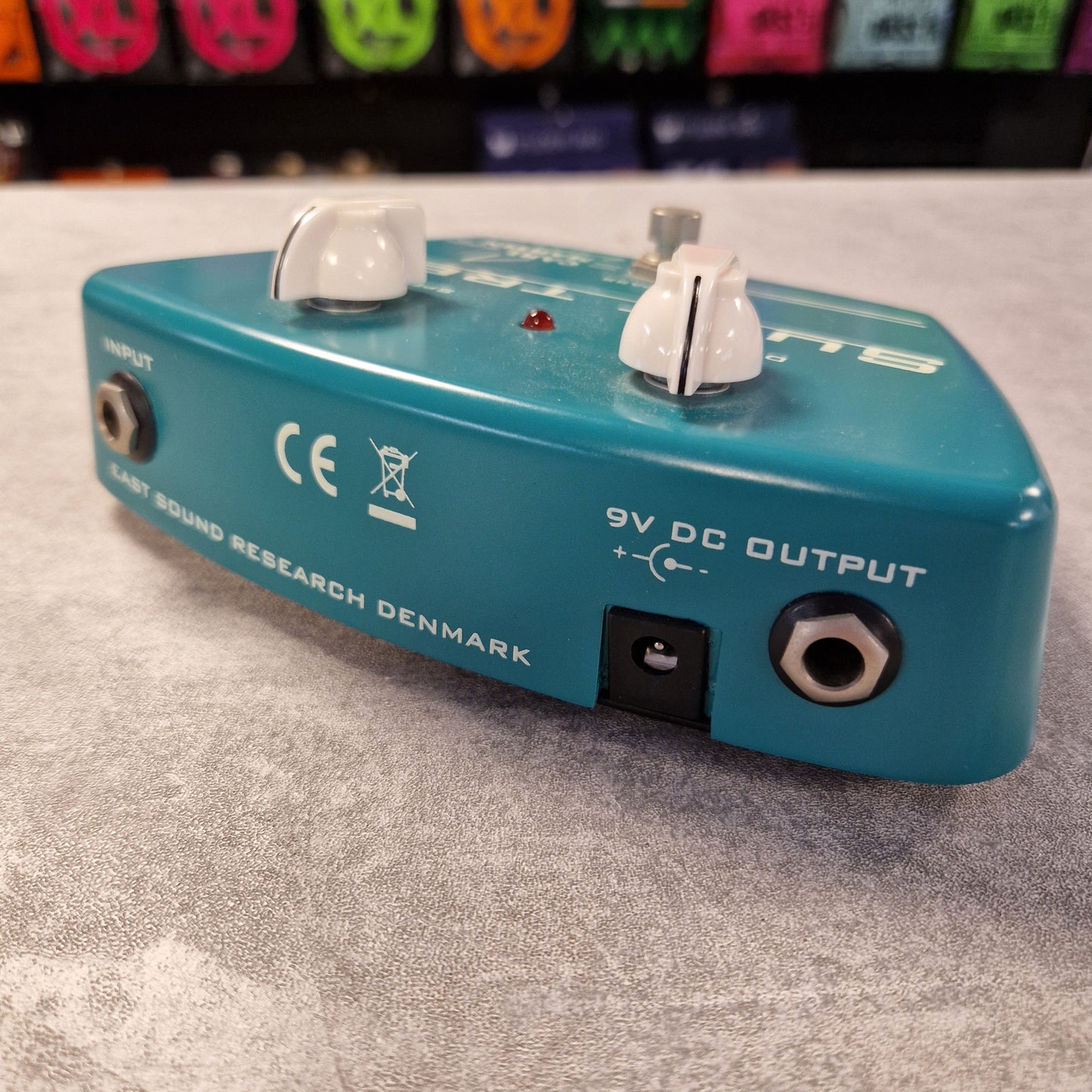 Pre-Owned Carl Martin Surf Trem Blue electronic pedal with 'NDS' branding on a gray surface