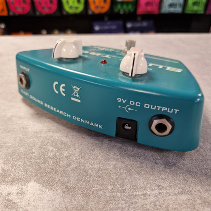 Pre-Owned Carl Martin Surf Trem Blue electronic pedal with 'NDS' branding on a gray surface