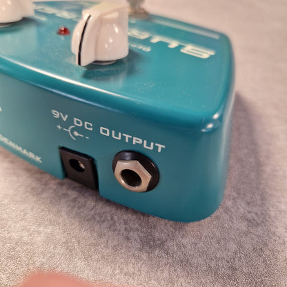 Pre-Owned Carl Martin Surf Trem Blue power supply with 9V DC output on a gray surface