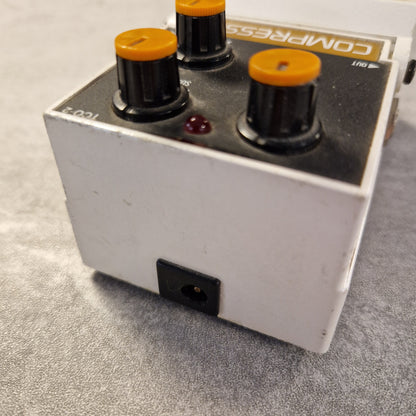Pre-Owned Tokai Z-II TCO-2 Small electronic device with knobs on a gray surface