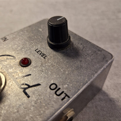 Pre-Owned Guild Brian May Close-up of an electronic device with a level control knob and 'OUT' label on a gray background
