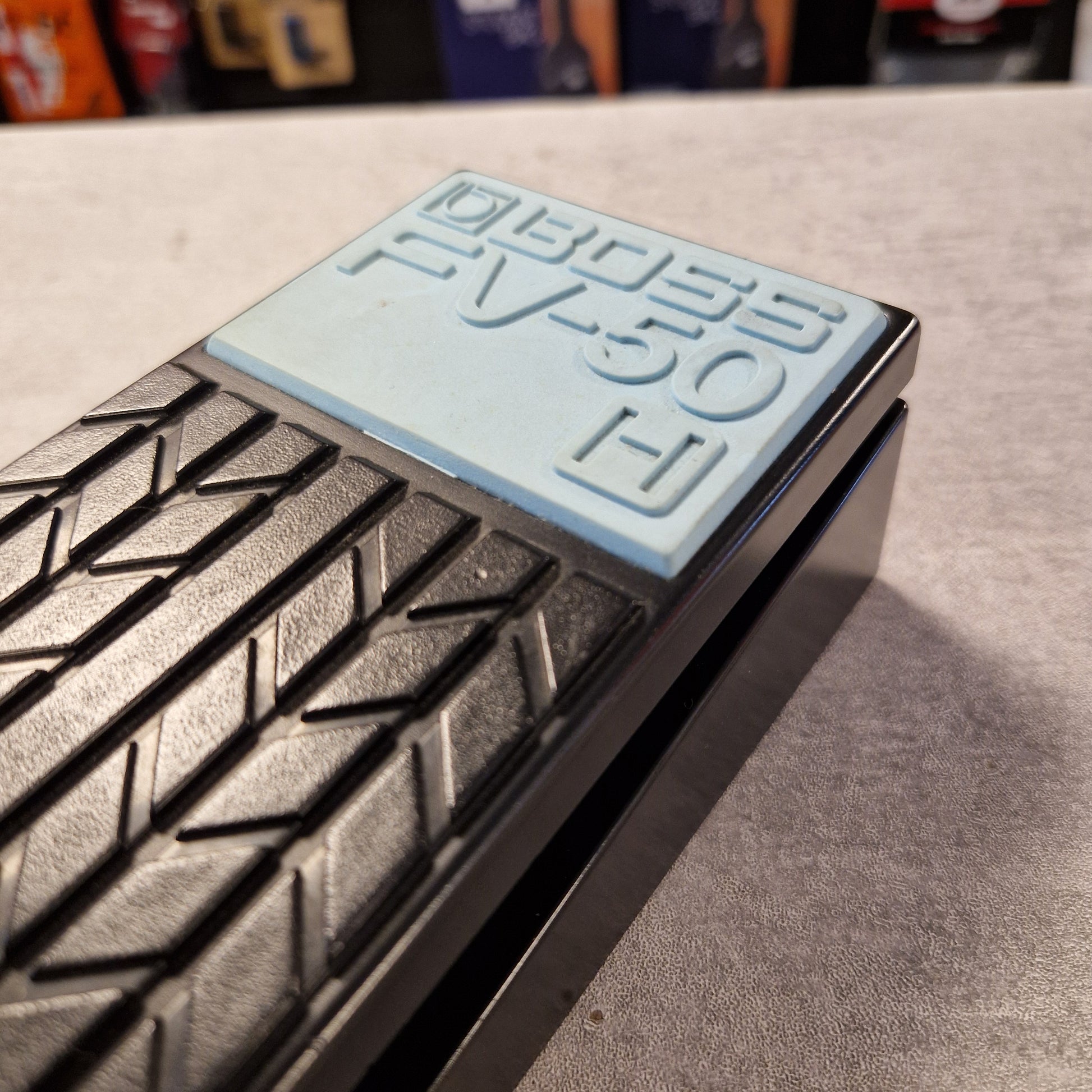 Pre-Owned Boss FV-50H Close-up of a tire with tread pattern and a label on a textured surface.