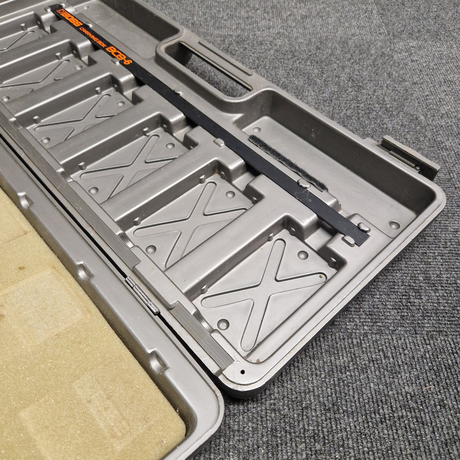 Pre-Owned Boss BCB-6 Metallic tool case with 'X' branding on a textured surface