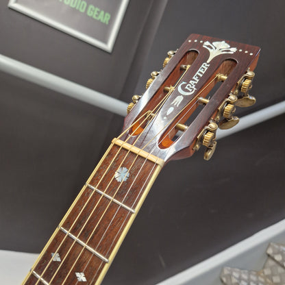 Pre-Owned Crafter TMC035/N Close-up of a guitar headstock with 'Gafter' branding against a blurred background.
