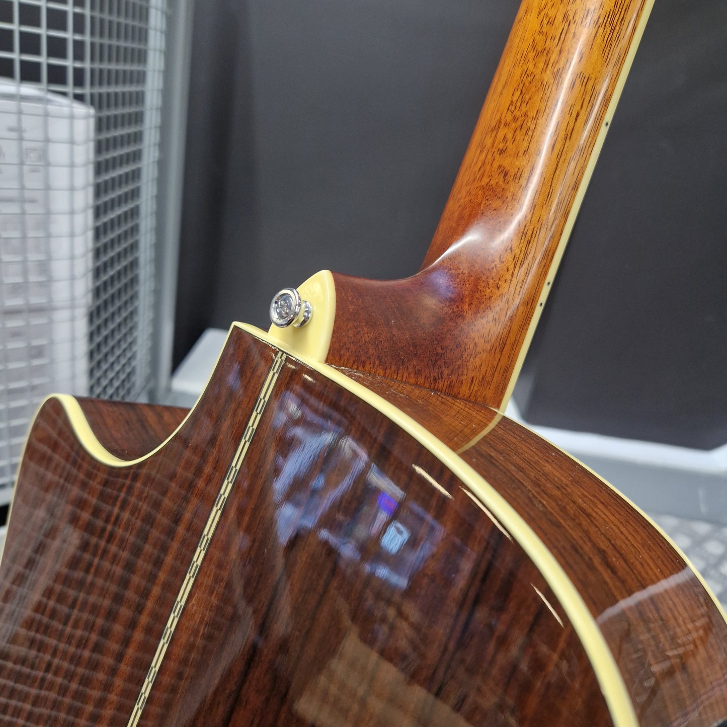 Pre-Owned Crafter TMC035/N Close-up of a wooden guitar with a blurred background