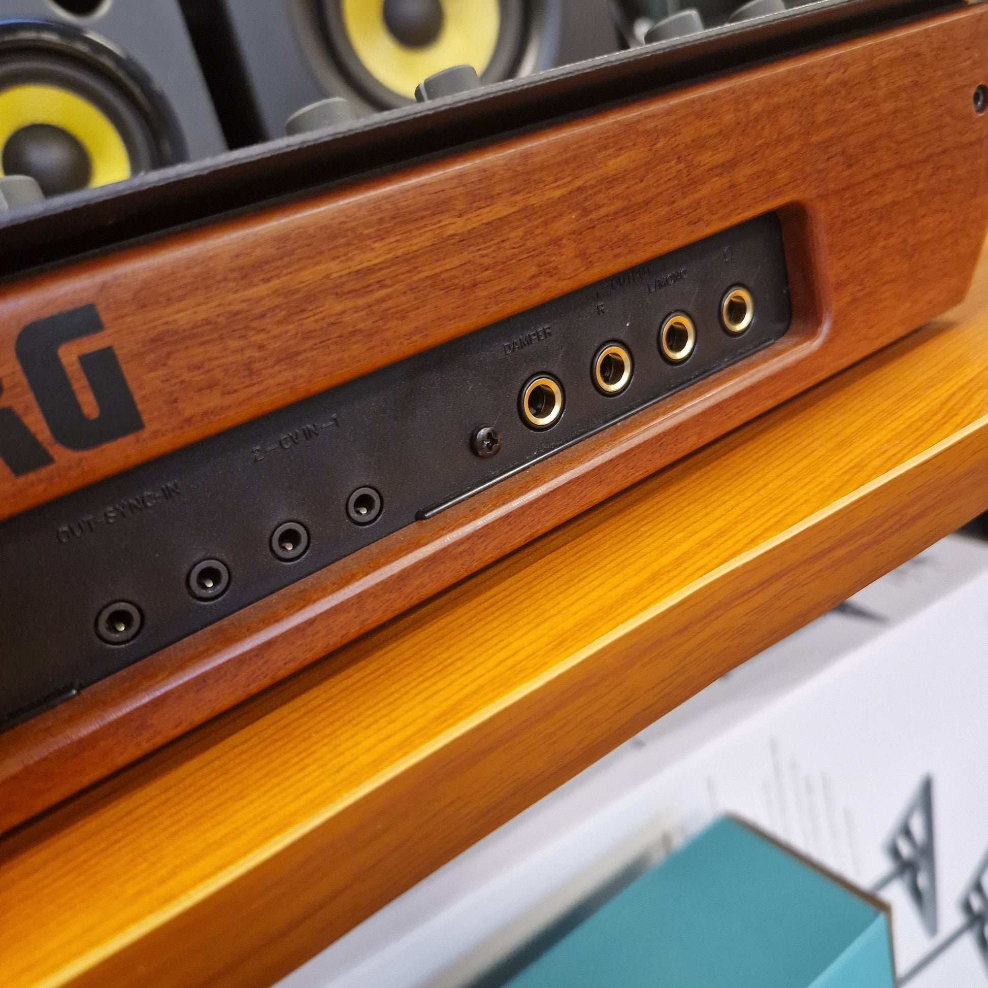 Pre-Owned Korg Minilogue XD Close-up of a wooden guitar neck with tuning pegs and brand logo.