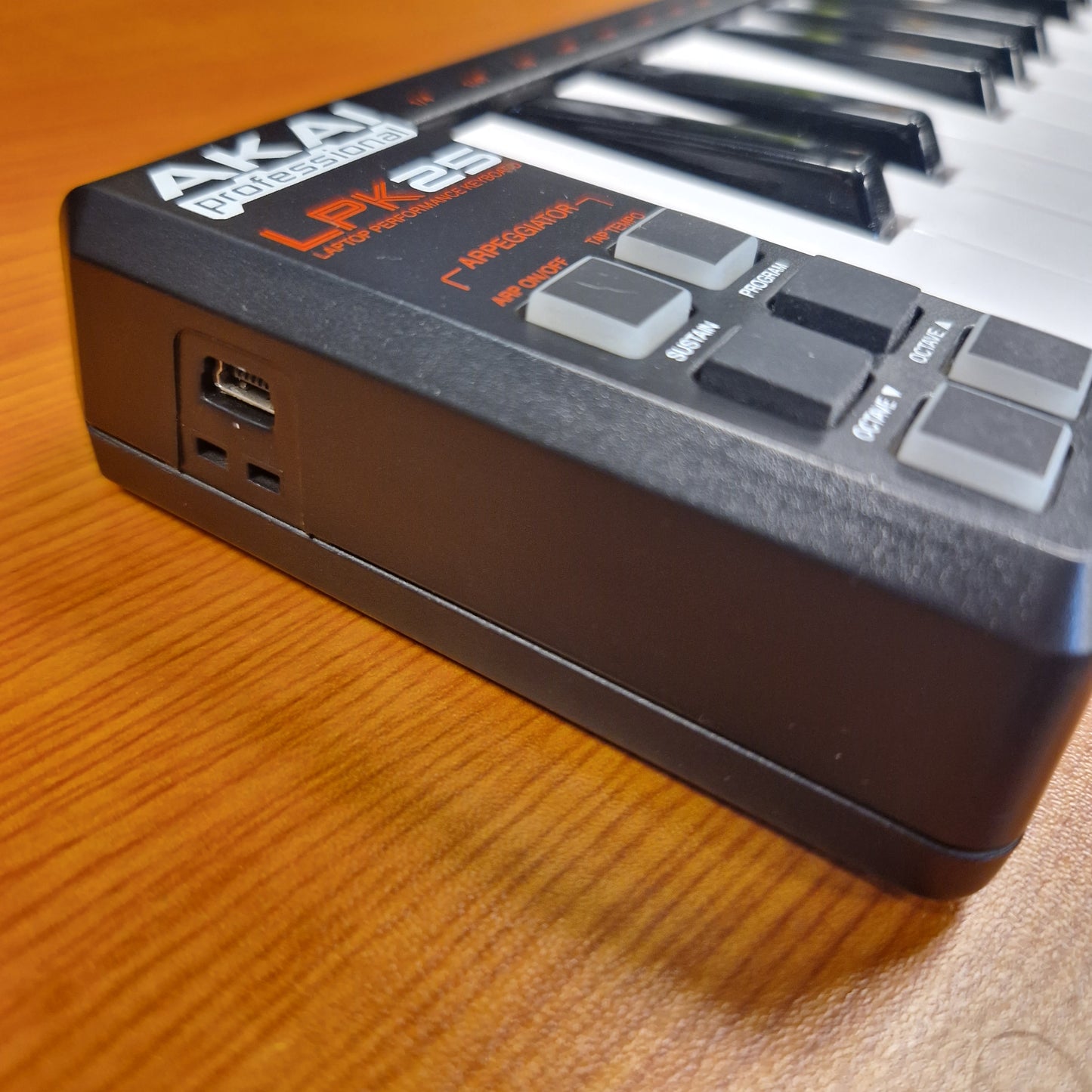 Pre-Owned Akai LPK25 Keyboard controller with 'AKAI' branding on a wooden surface