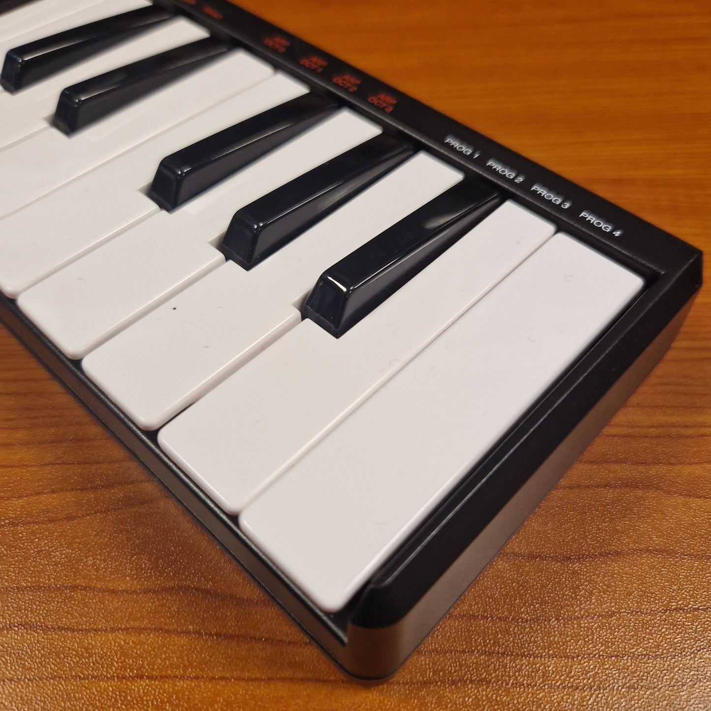 Pre-Owned Akai LPK25 Portable keyboard on a wooden surface