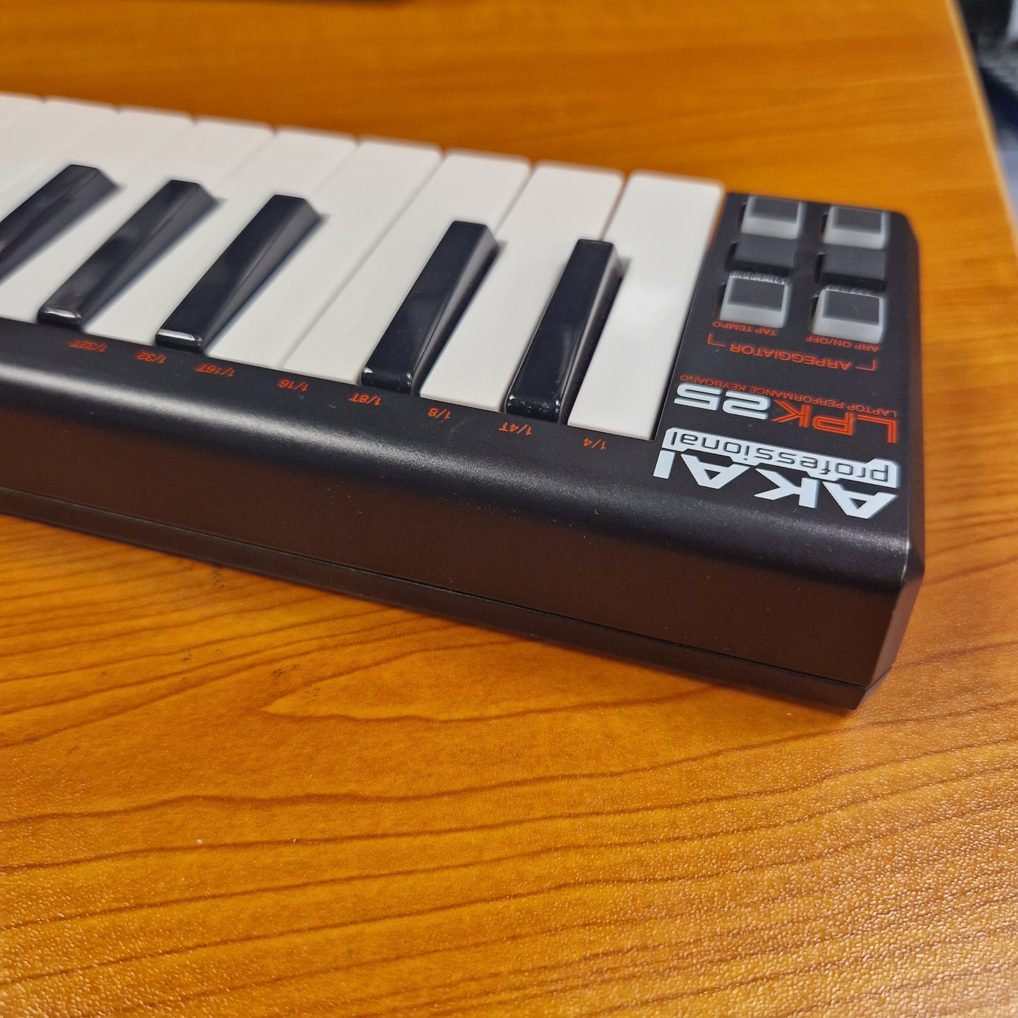 Pre-Owned Akai LPK25 Akai LPK25 MIDI keyboard on a wooden surface
