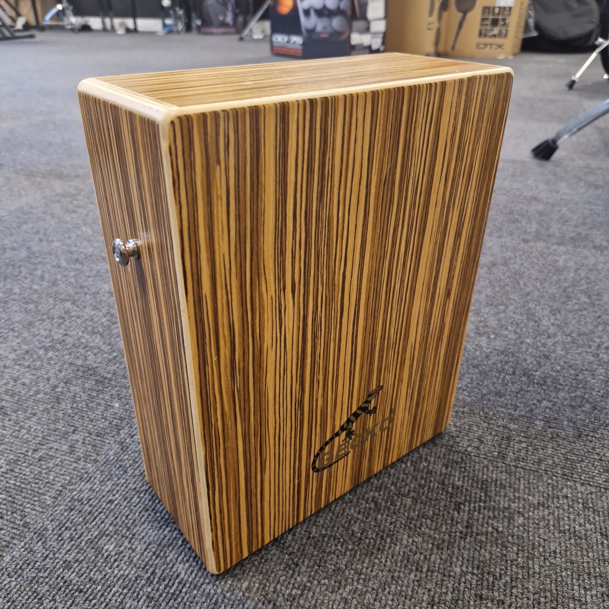 Pre-Owned Gecko C-68Z Wooden box with a lid on a textured surface