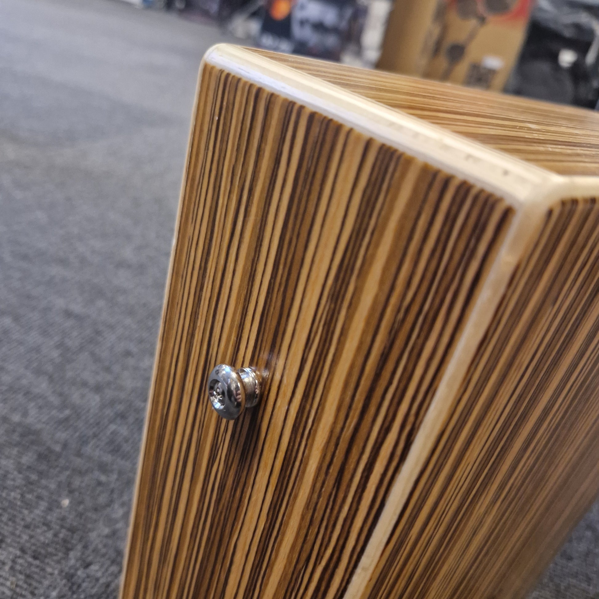 Pre-Owned Gecko C-68Z Wooden box with a metal knob on a gray surface