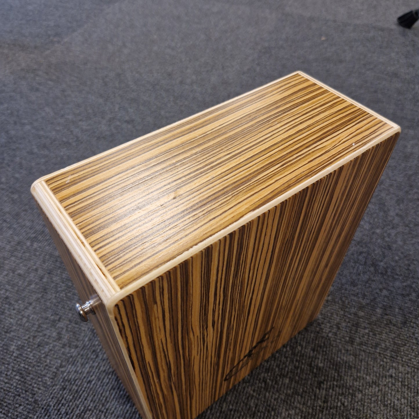 Pre-Owned Gecko C-68Z Wooden box with a textured surface on a gray fabric background