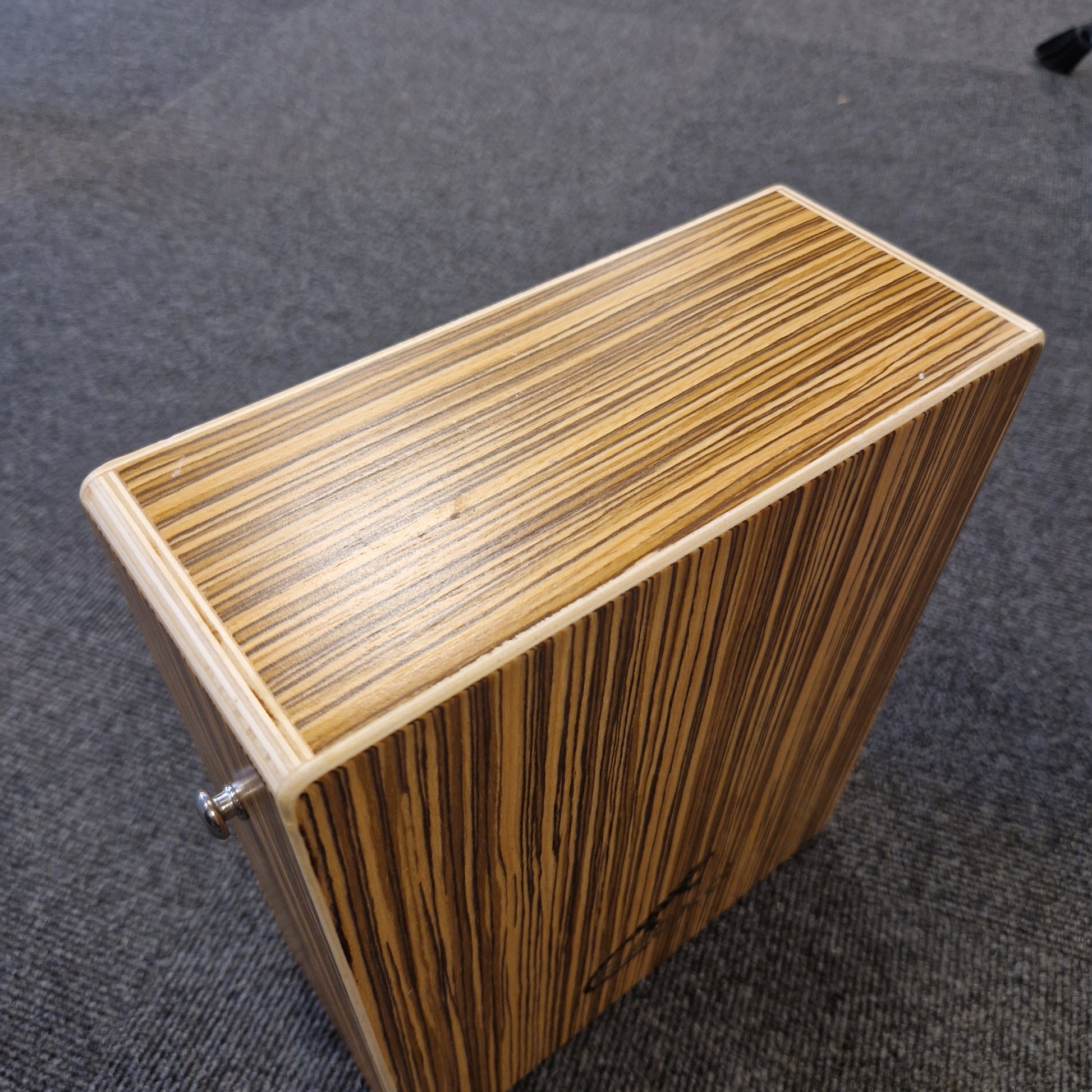 Pre-Owned Gecko C-68Z Wooden box with a textured surface on a gray fabric background